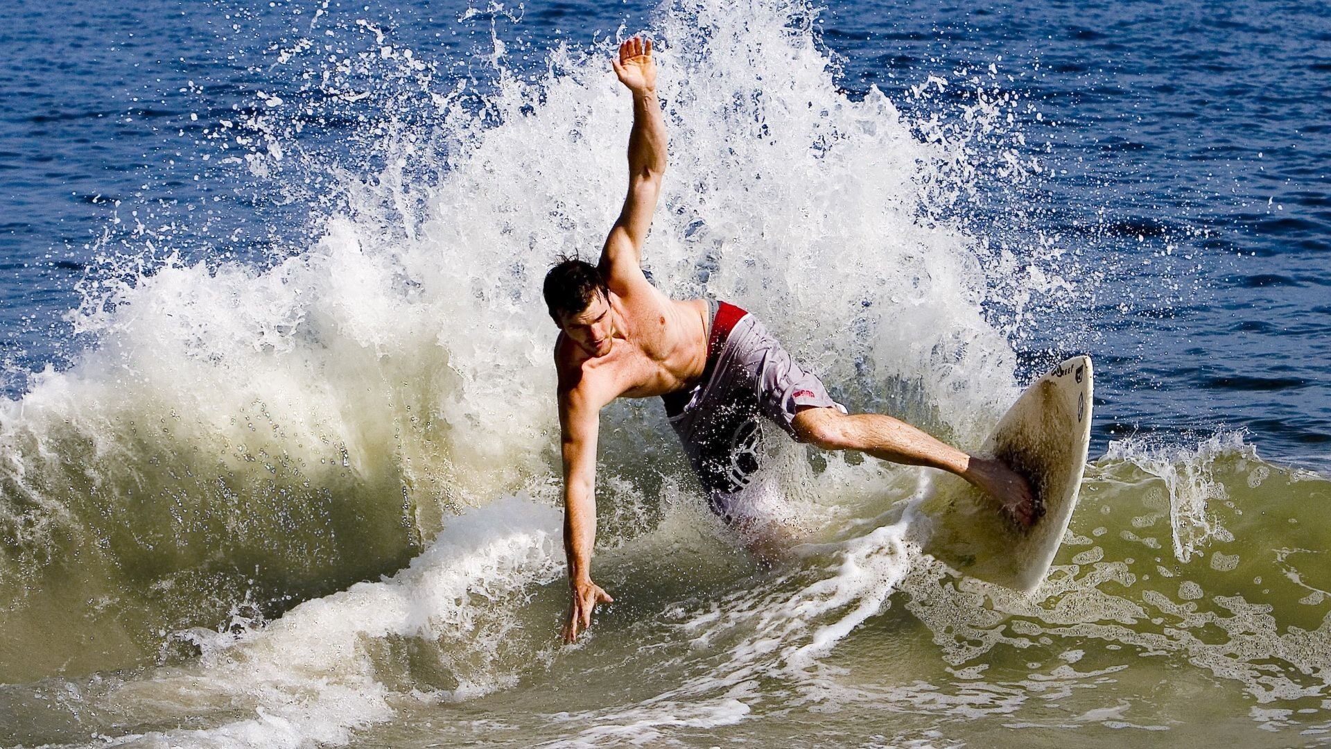 开云足球直播-银色浪潮下的东方破晓，当梅赛德斯碾过红牛，周冠宇用方向盘写下新篇